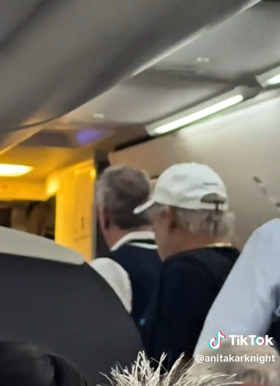 הנוסע המופרע מורד מהמטוס