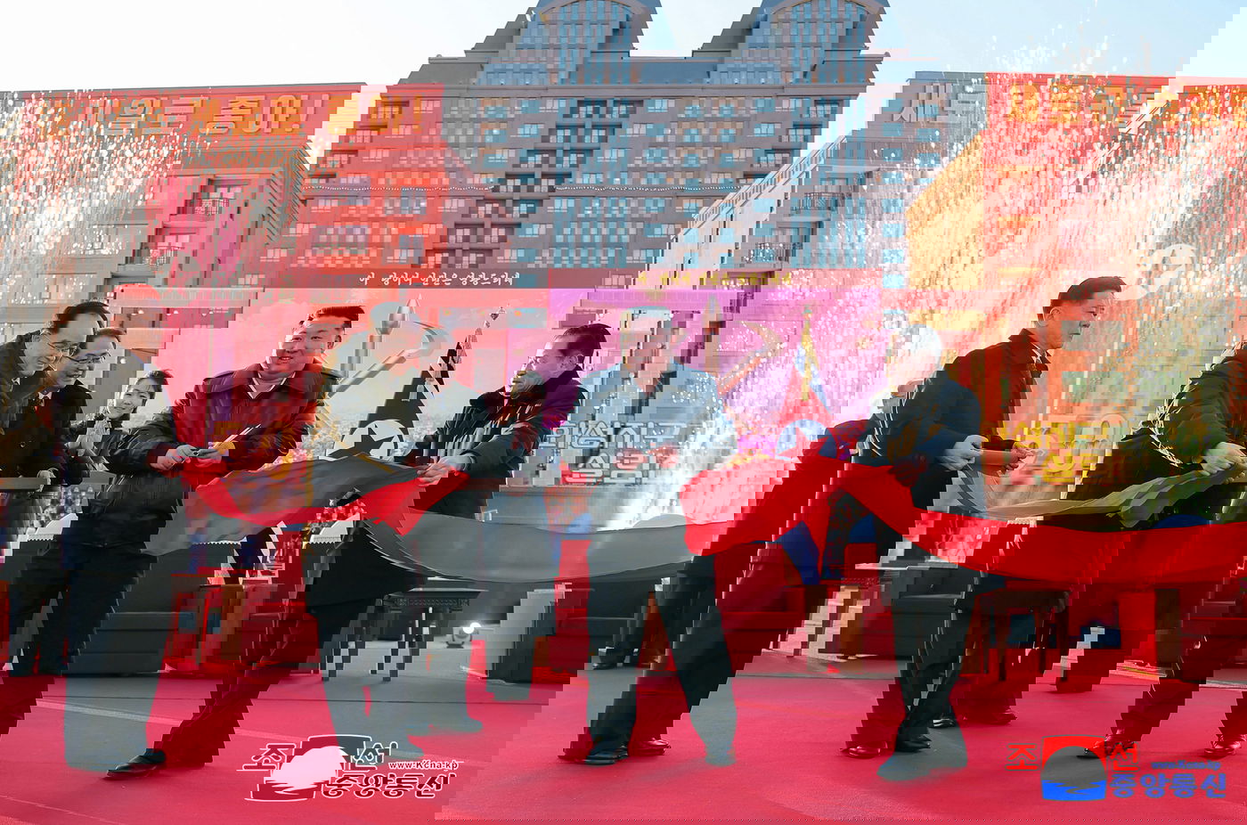 תמונה נדירה: הרודן הגיע לחנוך יחידות דיור...וליטף גור כלבים