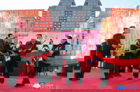 תמונה נדירה: הרודן הגיע לחנוך יחידות דיור...וליטף גור כלבים