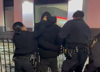 חשוד נעצר עם מצ'טה מול המרכז הענק של החסידות; כך הוא נעצר