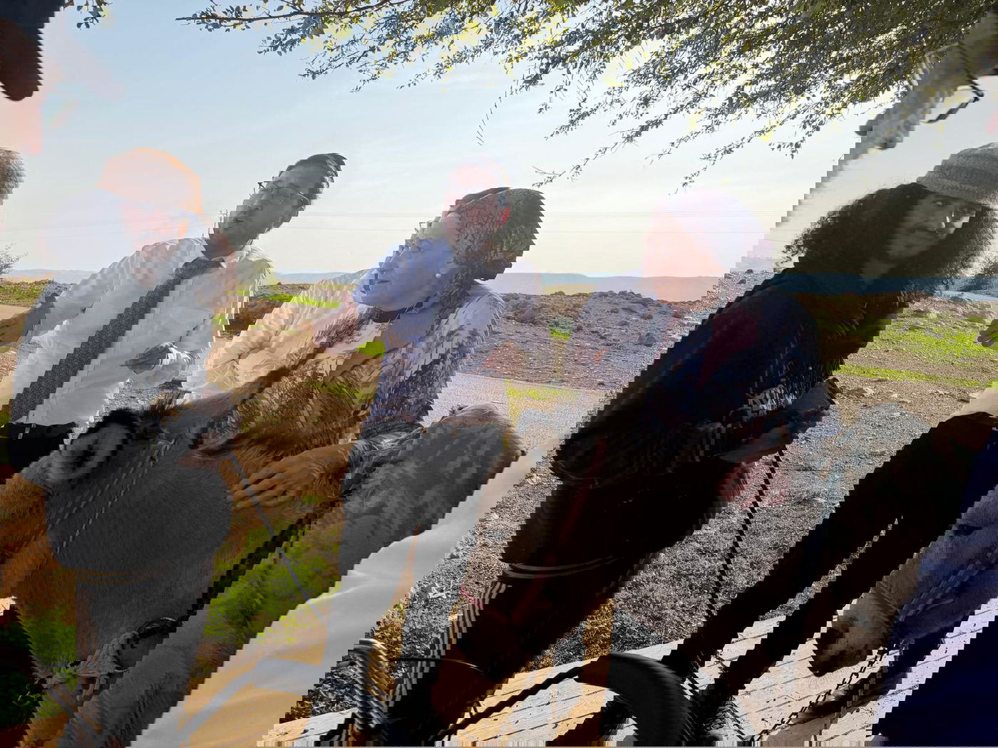 כותב השורות ישראל שפירא בסיור לפני מספר שבועות בנחל עוג'ה עם הגאון רבי ישראל רקובסקי ומשפחתו מקים ישיבת אור שמח ארה"ב