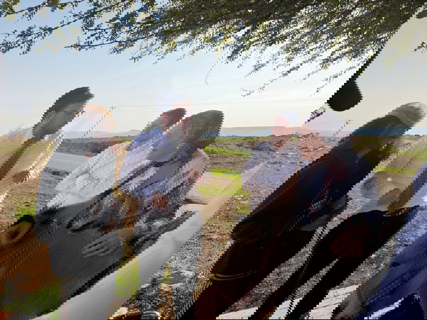 כותב השורות ישראל שפירא בסיור לפני מספר שבועות בנחל עוג'ה עם הגאון רבי ישראל רקובסקי ומשפחתו מקים ישיבת אור שמח ארה"ב