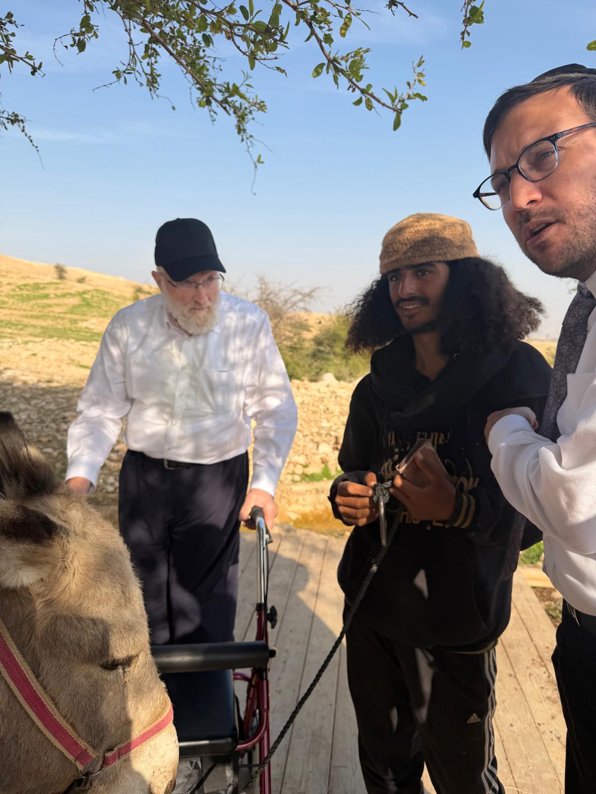 כותב השורות ישראל שפירא בסיור לפני מספר שבועות בנחל עוג'ה עם הגאון רבי ישראל רקובסקי ומשפחתו מקים ישיבת אור שמח ארה"ב