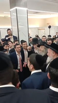 מדוע המשפיע רבי אלימלך בידרמן פיזז בחתונה עם כובע קנייטש | צפו