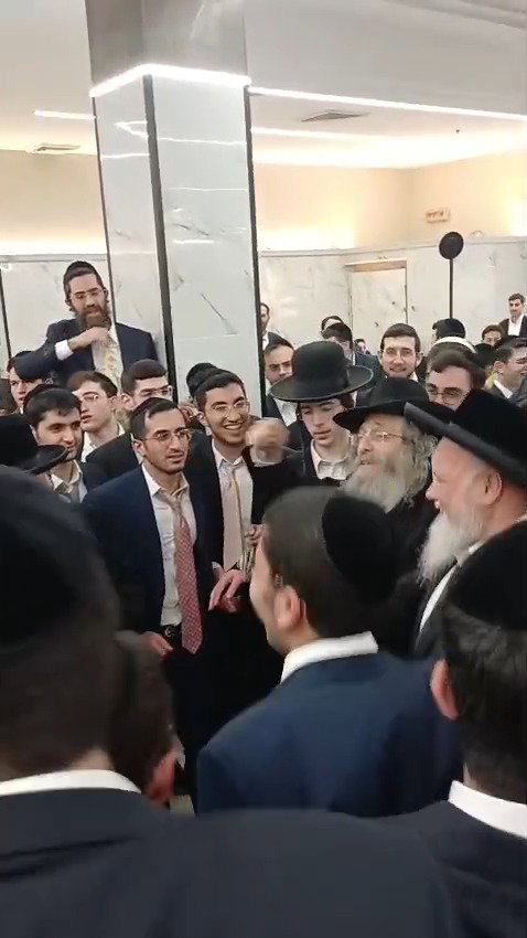הגה"צ רבי אלימלך בידרמן בריקוד לפני חתן וכלה