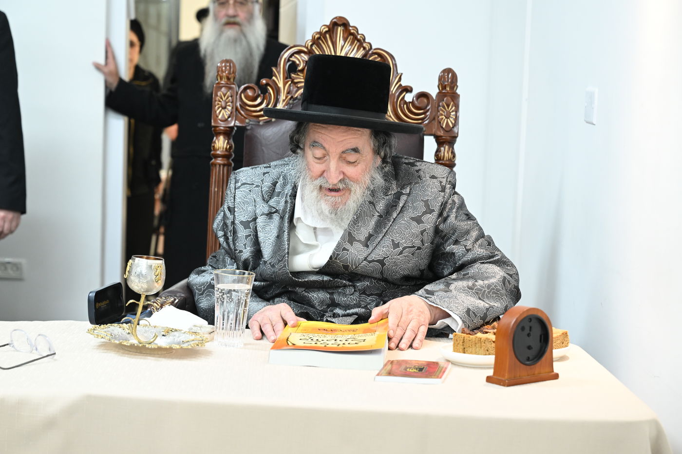 סעודת ר"ח אדר אצל האדמו"ר מויז'ניץ