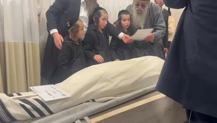 מצמרר: הקדיש של היתומים הקטנים של הרב ג'ניאן זצ"ל