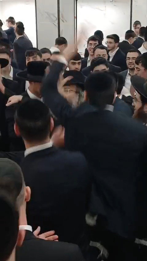 הרה"צ רבי אלימלך בידרמן בריקוד לפני חתן וכלה