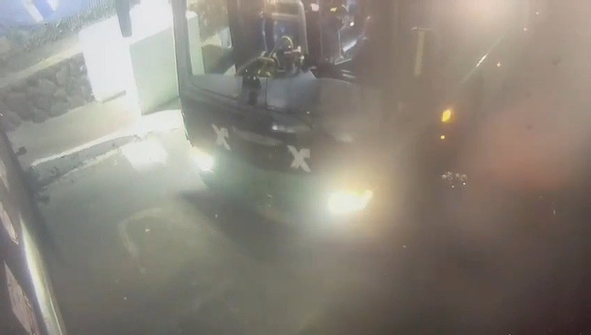 האוטובוס מגיע לתחנת המשטרה
