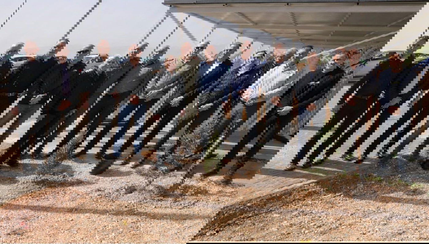 מפקד אוגדה 91 תת-אלוף יובל גז בהערכת מצב עם ראשי הרשויות בגליל