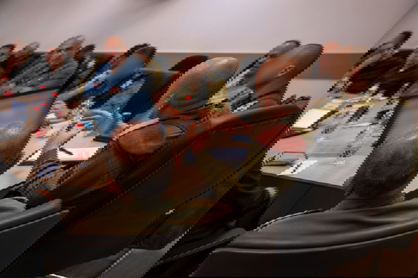 מפקד אוגדה 91 תת-אלוף יובל גז בהערכת מצב עם ראשי הרשויות בגליל