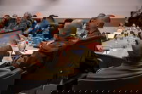 מפקד אוגדה 91 תת-אלוף יובל גז בהערכת מצב עם ראשי הרשויות בגליל