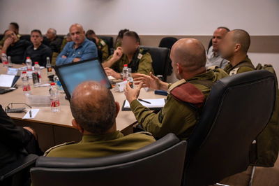 מפקד אוגדה 91 תת-אלוף יובל גז בהערכת מצב עם ראשי הרשויות בגליל