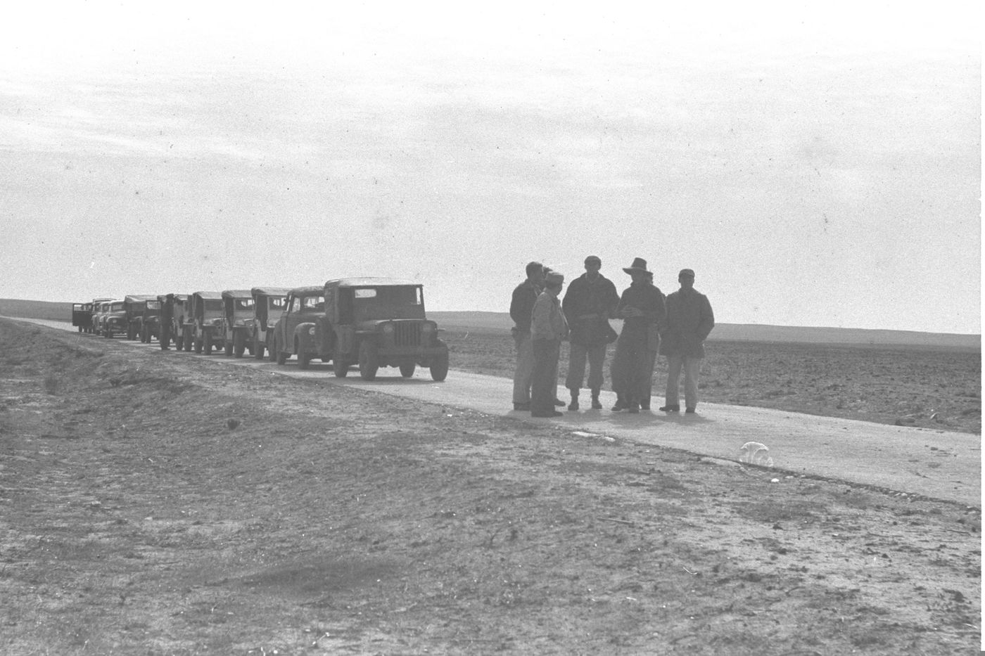 חיילי או"ם ממתינים להגעת השיירה המצרית, שכותרה ע"י כוחות צה"ל באזור פלוג'ה