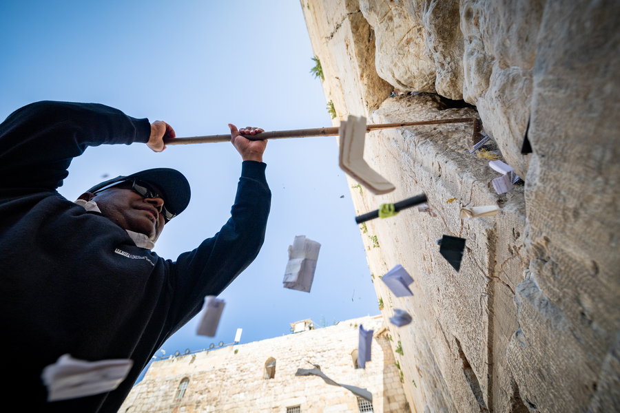 ניקוי הכותל מהפתקים