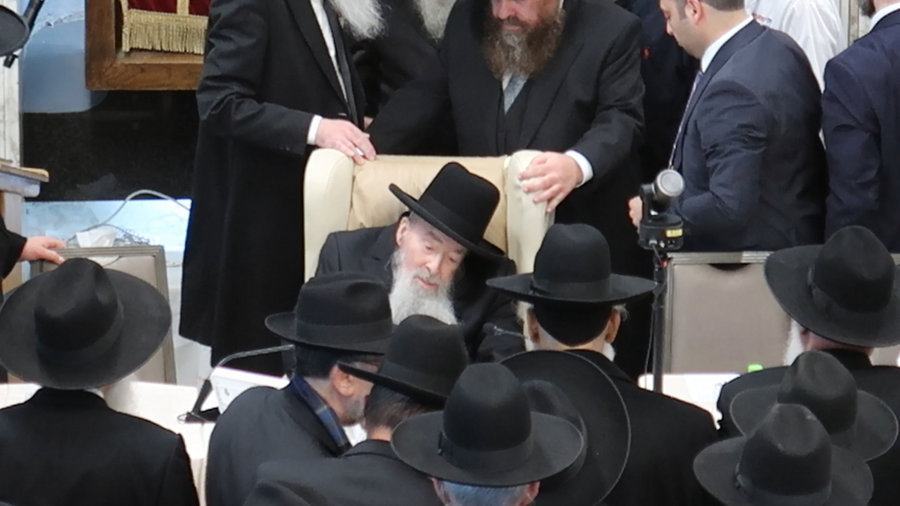הגר"י עדס בהופעתו לכנס הבוגרים של ישיבת "קול יעקב"