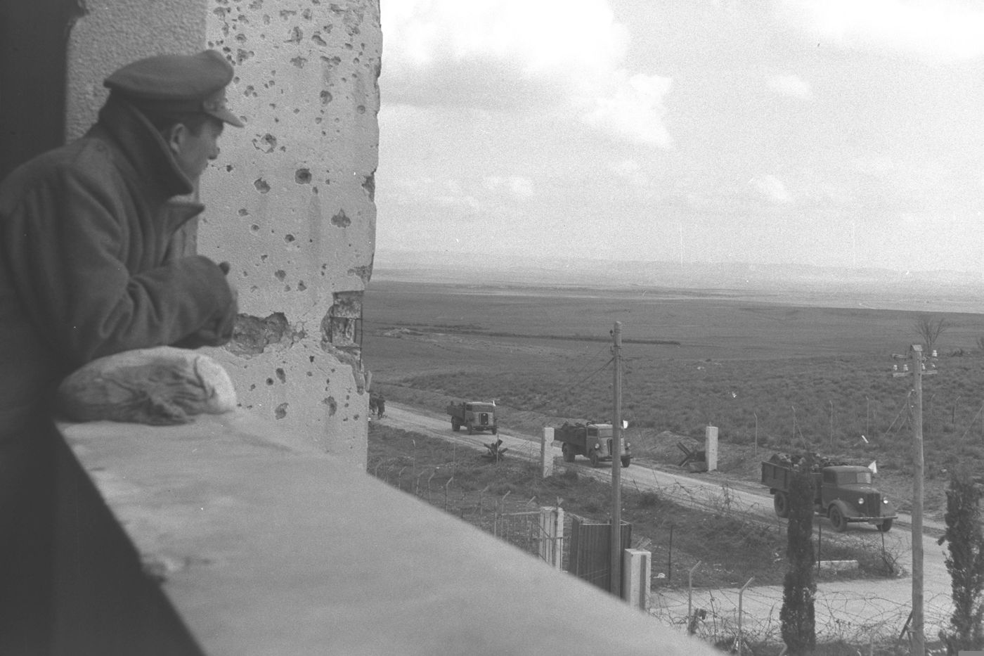 קצין ישראלי צופה בכוחות המצרים היוצאים מפלוג'ה לאחר שכותרו שם ע"י צה"ל