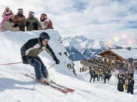 משה מנס גולש מהאלפים האוסטריים, על רקע חתונת ענק חרדית וצוות "הבודקאסט" בשידור חי.