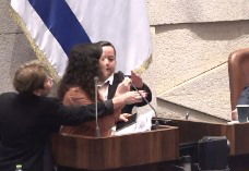 הח"כית סולקה מהדוכן במליאה אחרי מה שאמרה על נתניהו | צפו במהומה