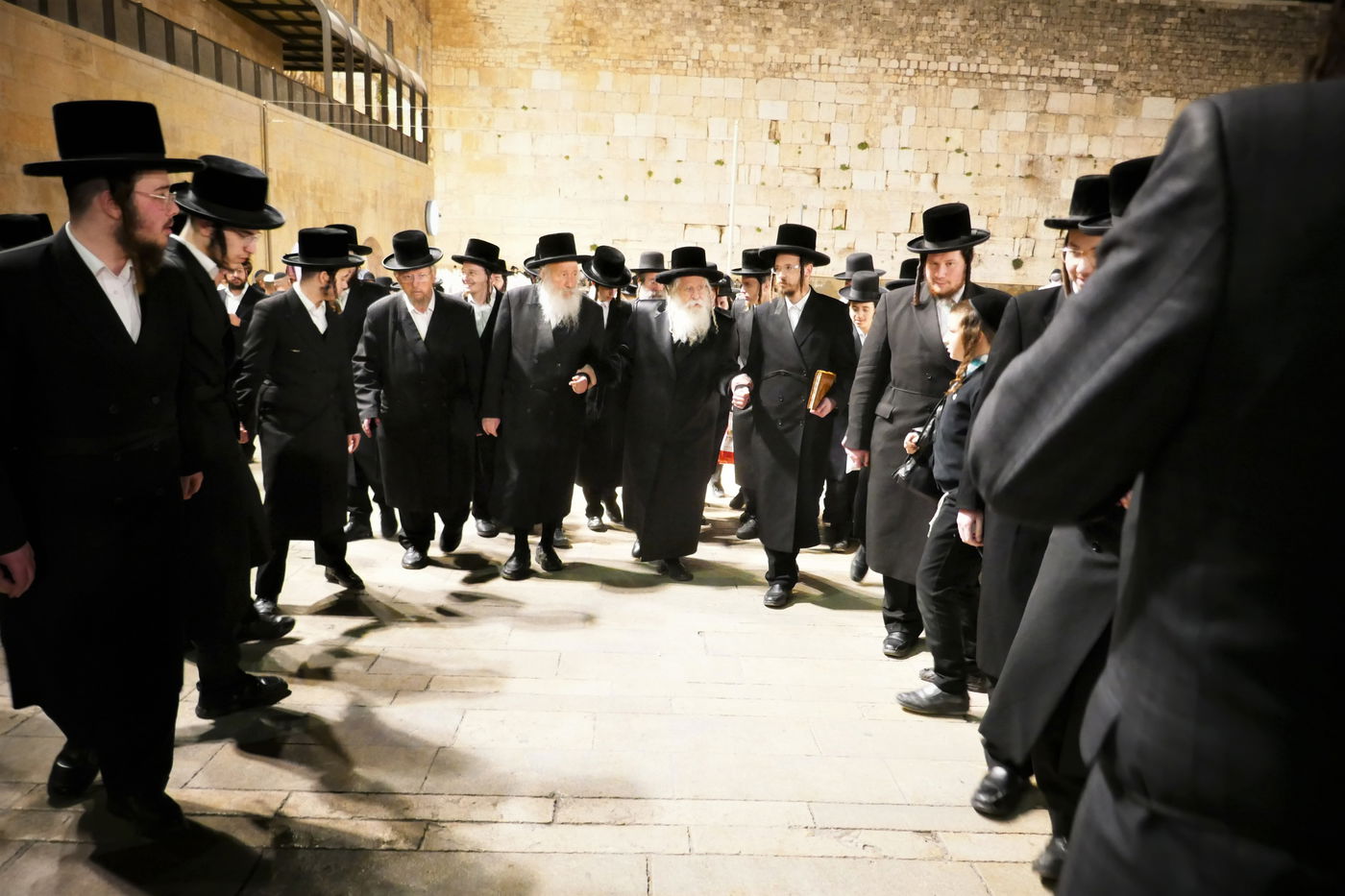 האדמו"ר מנדבורנה ירושלים בתפילה ע"י הכותל המערבי