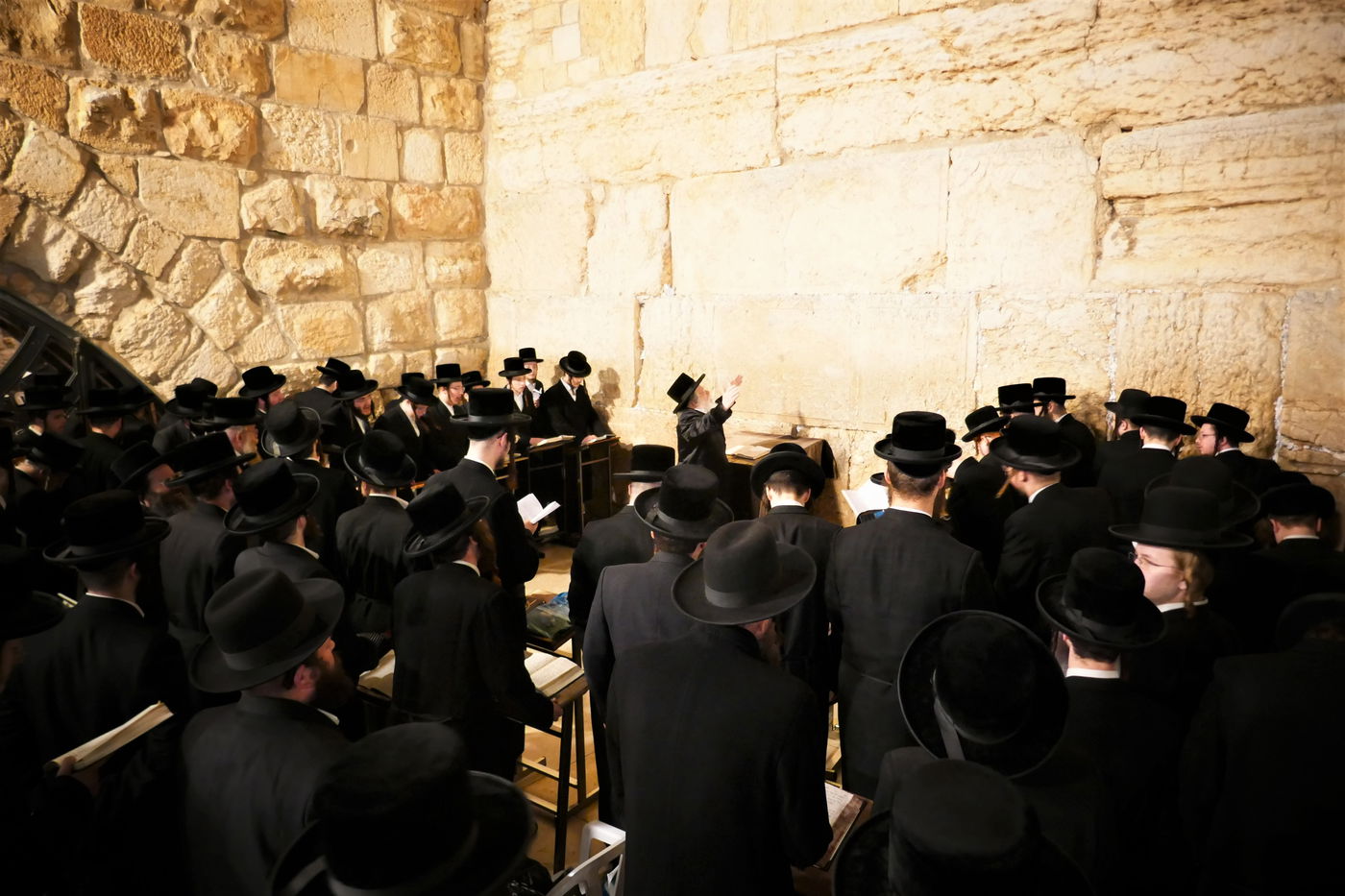 האדמו"ר מנדבורנה ירושלים בתפילה ע"י הכותל המערבי