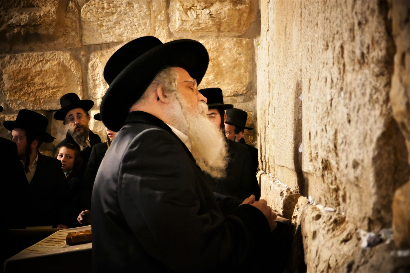 האדמו"ר מנדבורנה ירושלים בתפילה ע"י הכותל המערבי