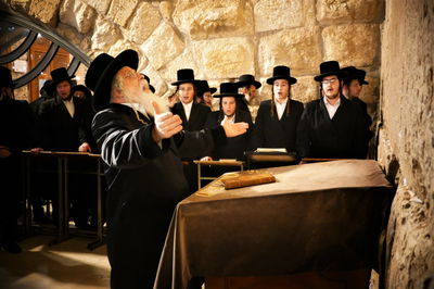 האדמו"ר מנדבורנה ירושלים בתפילה ע"י הכותל המערבי