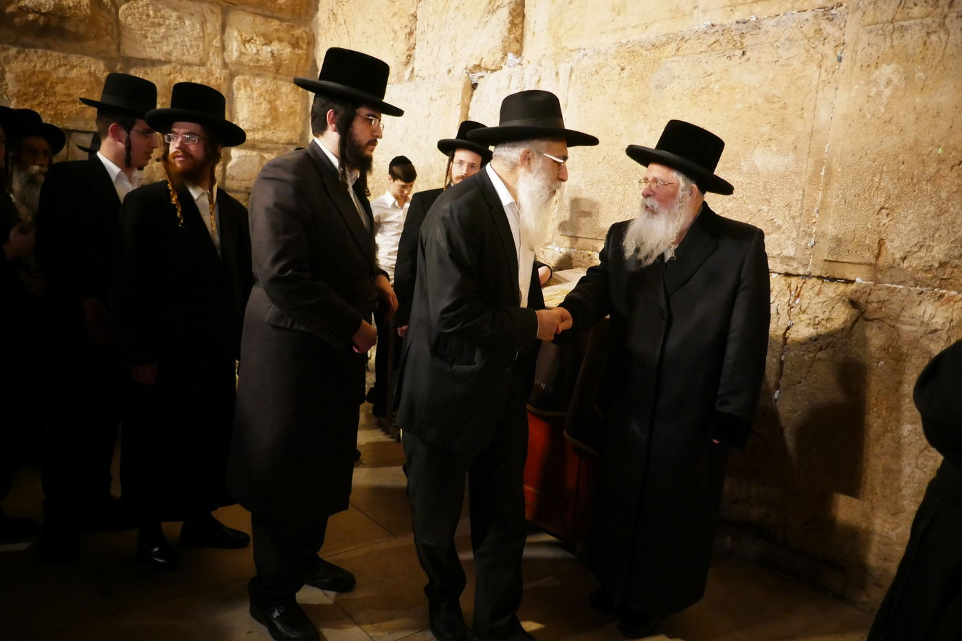 האדמו"ר מנדבורנה ירושלים בתפילה ע"י הכותל המערבי