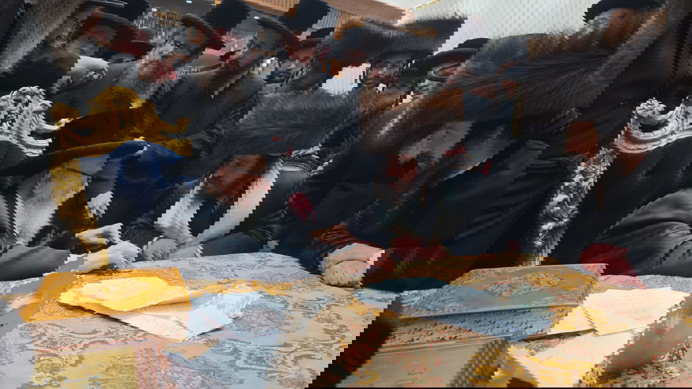 האדמו"ר מקרעטשניף כפר עטה בביקור אצל האדמו"ר מסקווירא