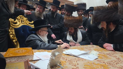 האדמו"ר מקרעטשניף כפר עטה בביקור אצל האדמו"ר מסקווירא