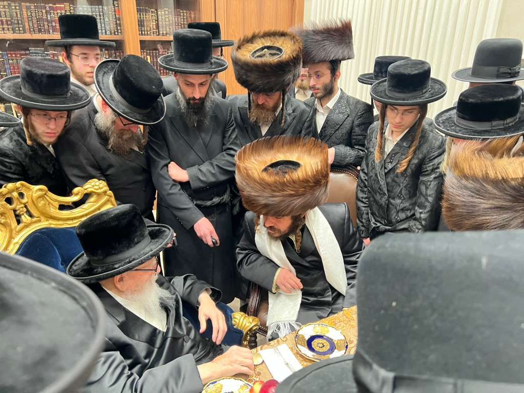 האדמו"ר מקרעטשניף כפר עטה בביקור אצל האדמו"ר מסקווירא