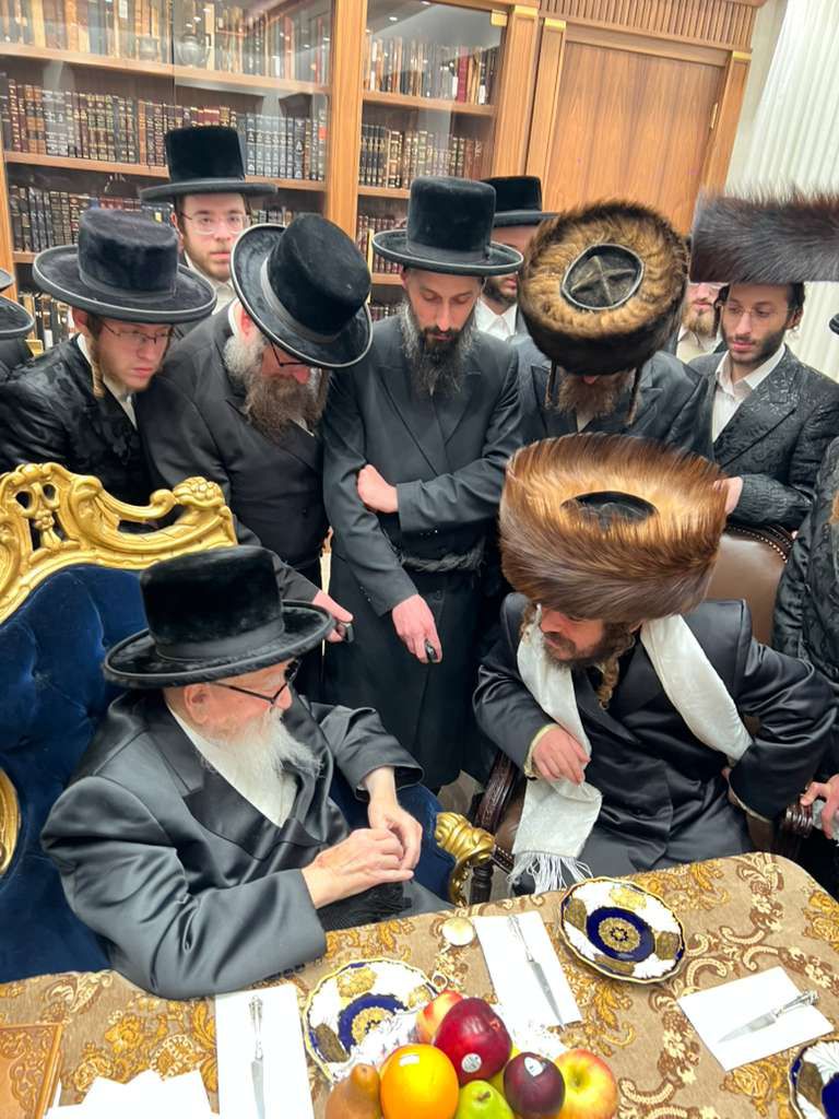 האדמו"ר מקרעטשניף כפר עטה בביקור אצל האדמו"ר מסקווירא