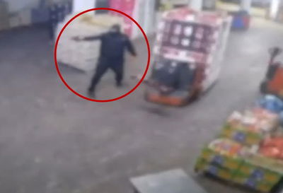 אקדח שלוף ביד: נכנס לסניף בצפון בבגדים שחורים והחל לירות | צפו