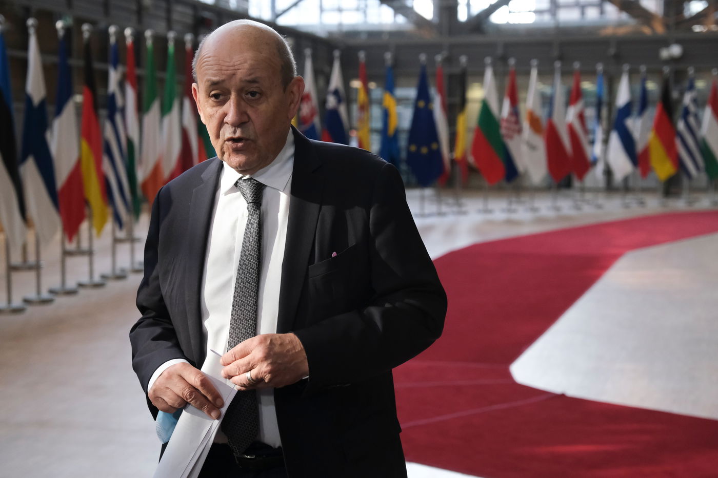 שר ההגנה דאז ז'אן איב לה-דריאן