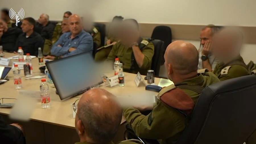 מפקד אוגדה 91 תת-אלוף יובל גז בהערכת מצב עם ראשי הרשויות בגליל