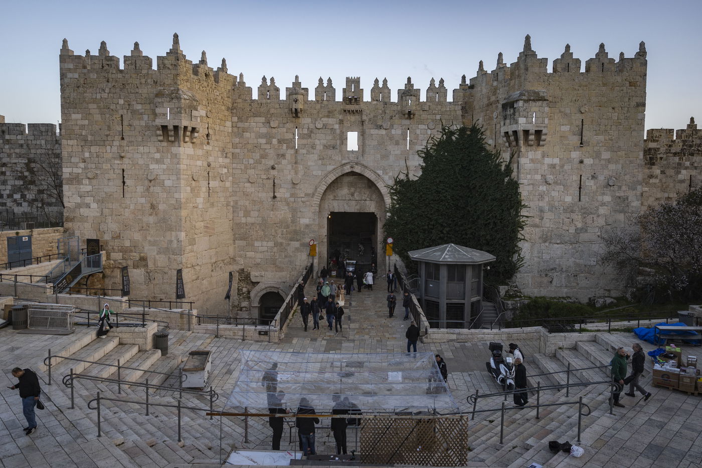 שער שכם בירושלים, אתמול