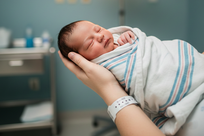 הרגע שבו עשור של המתנה הופך לחיבוק אחד ראשון