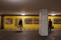 רגעים לפני הגעת הרכבת: החרדי זינק לפסים ושלף את האישה שקפצה