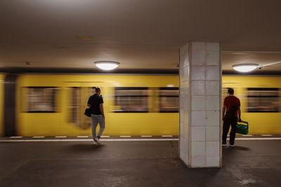 רגעים לפני הגעת הרכבת: החרדי זינק לפסים ושלף את האישה שקפצה