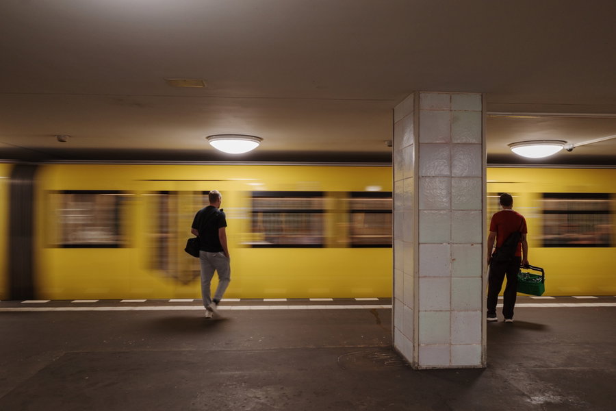 רגעים לפני הגעת הרכבת: החרדי זינק לפסים ושלף את האישה שקפצה
