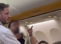 נוסע שיכור התפרע וצרח במטוס - הטייסים נאלצו לחזור לשדה | תיעוד