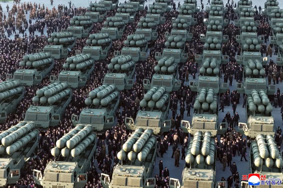 כלי שיגור חדשים לטילים קצרי טווח בעלי יכולת נשק גרעינית במהלך טקס צבאי בפיונגיאנג, צפון קוריאה