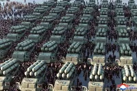 כלי שיגור חדשים לטילים קצרי טווח בעלי יכולת נשק גרעינית במהלך טקס צבאי בפיונגיאנג, צפון קוריאה