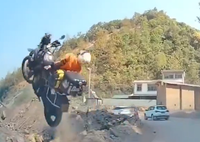 האופנוע עף על מעבר לצוק