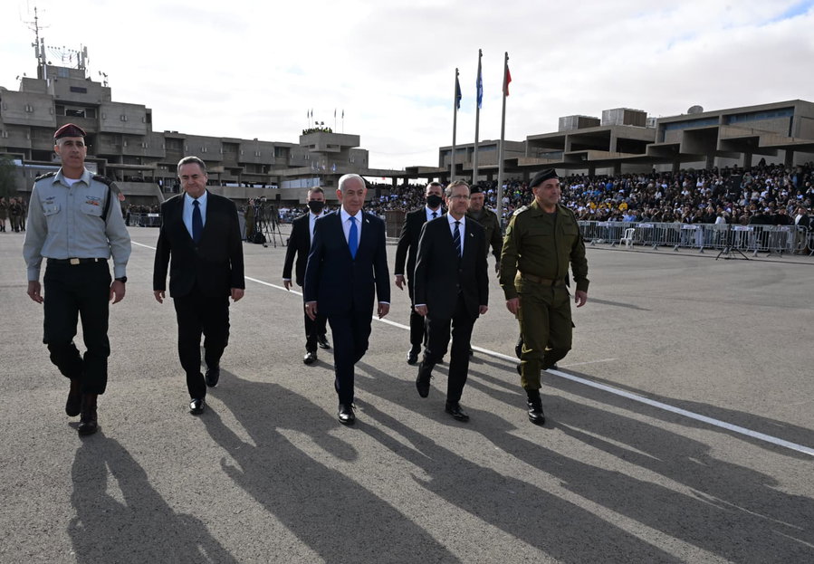 רה"מ והנשיא זה לצד זה בטקס סיום קורס קצינים | זה מה שאמר נתניהו על איראן