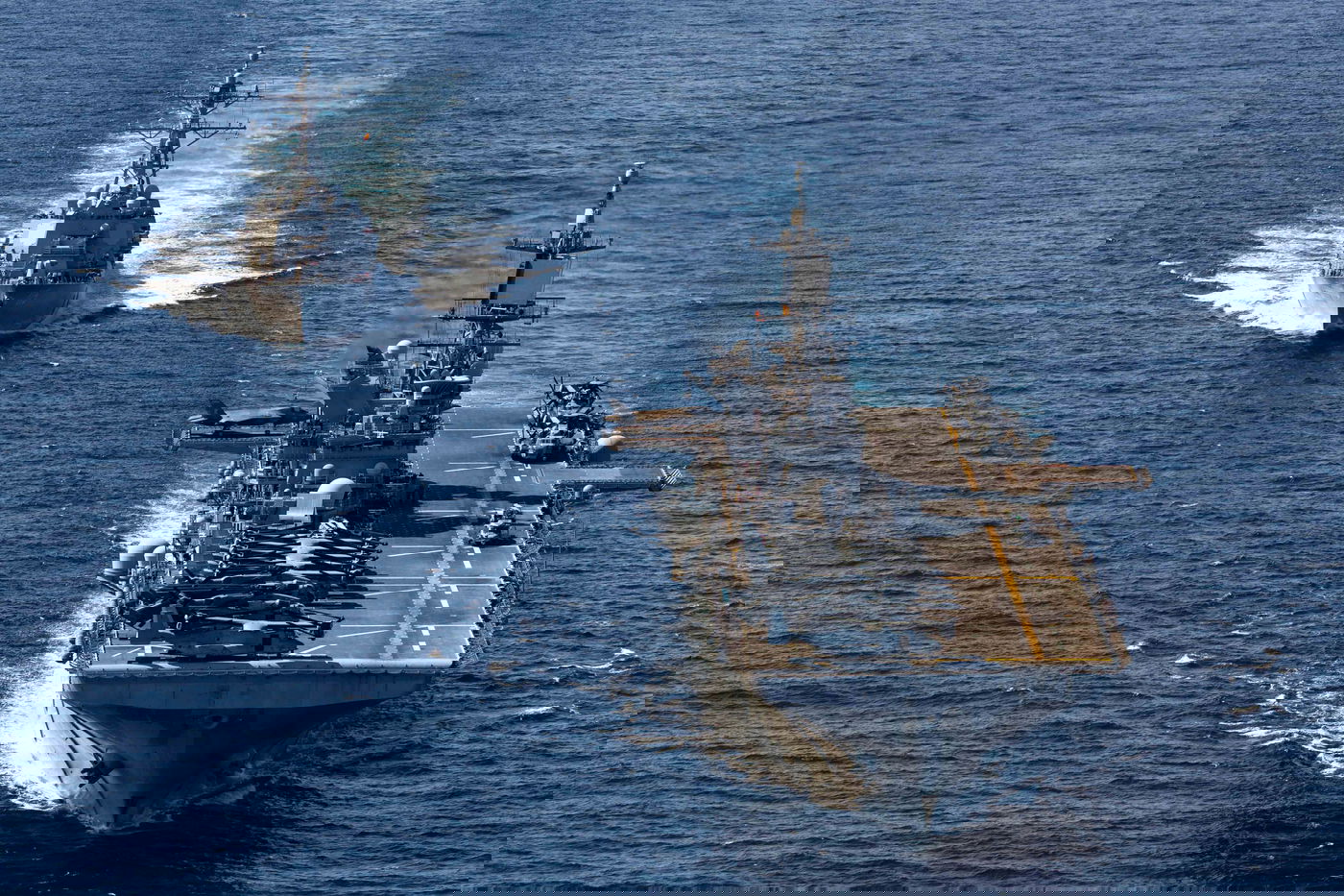 משחתת טילים מונחים מקבלת דלק מספינת הסער במהלך חידוש המלאי בים הפיליפיני.