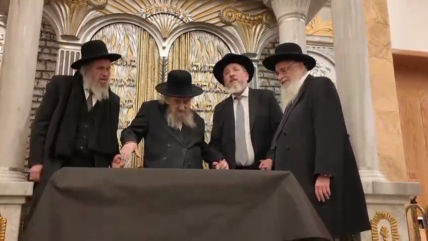 הריקוד של ראש הישיבה עם ראשי הישיבה