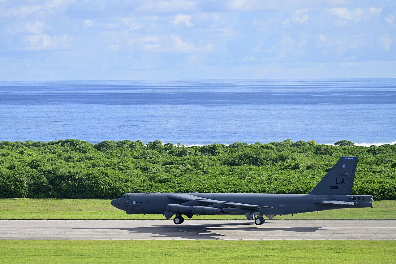 מטוס צבאי באי המפציצים