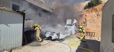 שריפה בת"ת בביתר עילית: שני קראוונים עלו באש; המבנה קרס במהלך הכיבוי