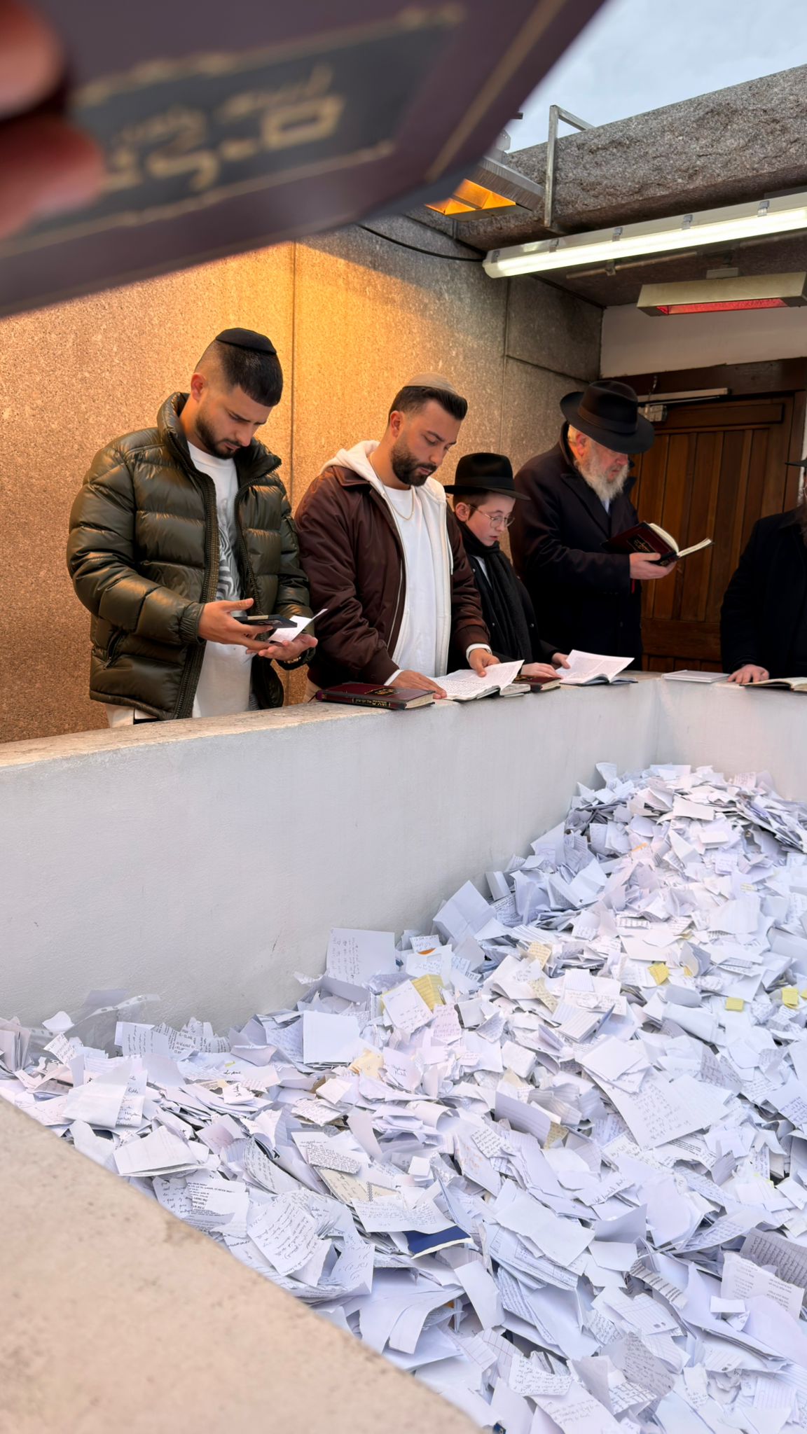 בין הופעה להופעה: כך בחר הזמר הישראלי להתפלל בסוף השבוע